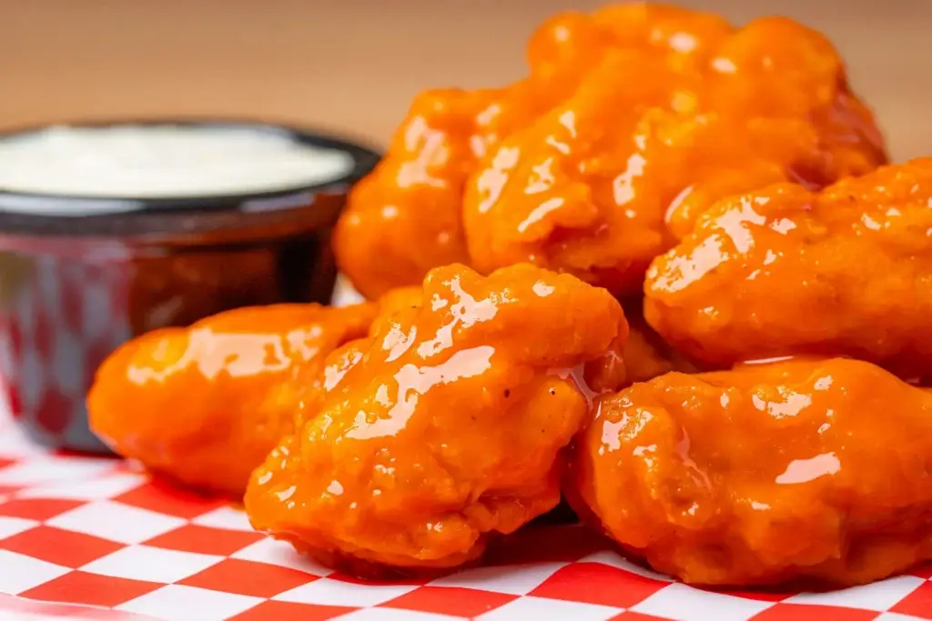 boneless wings with dressing
